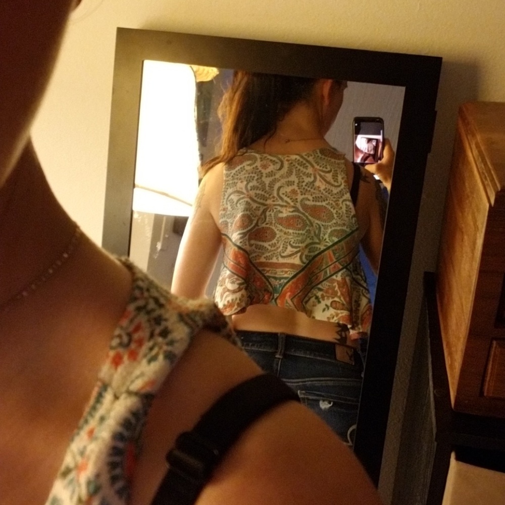 Flowy Crop Top - Picture 2 of 4